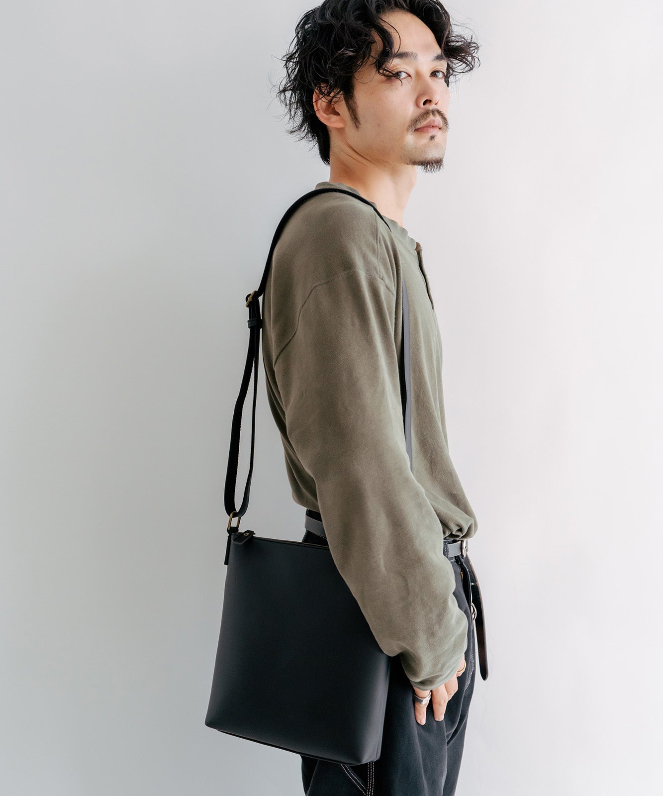 DEVICE フェイクレザー ゴールドカラー ショルダーバッグ