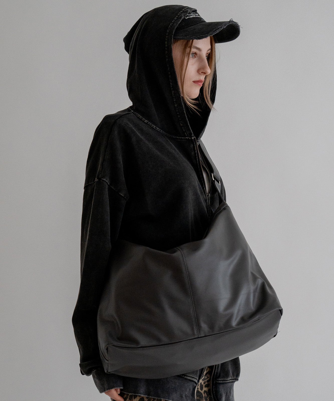 DEVICE ルーズ マンメイドレザー ショルダーバッグ